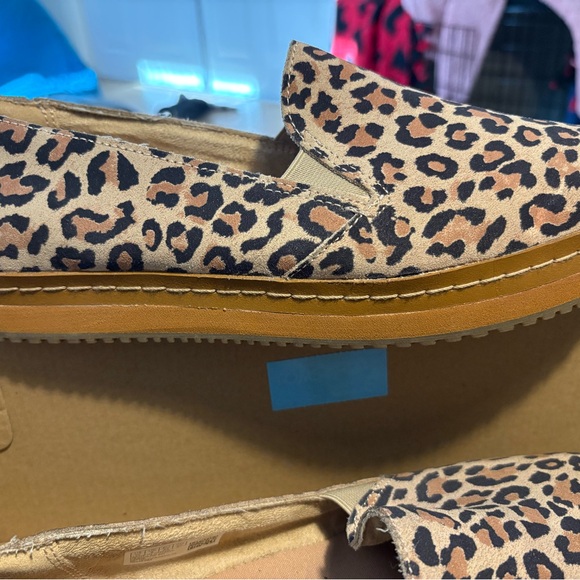 Toms Leopard Print Flats - Picture 2 of 11